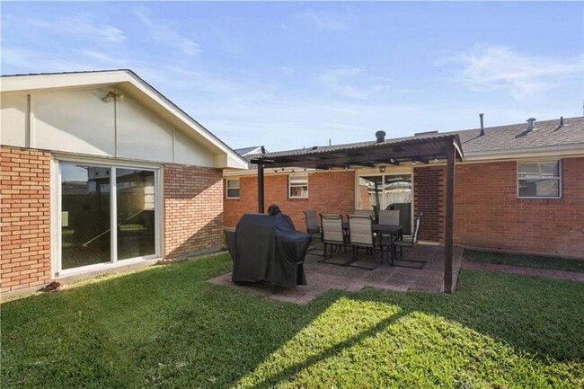 Building Photo - 4920 Robin Hood Dr