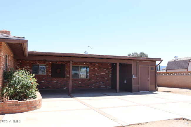 Building Photo - 1841 Lexington Dr