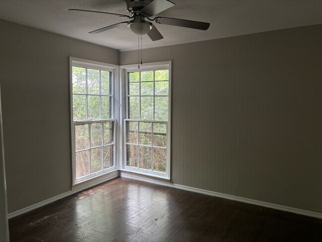 Building Photo - Spacious 4/1 Home on Quiet Block of Mulber...