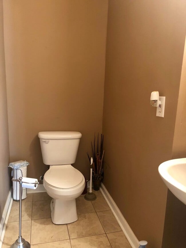 Building Photo - 3 Bedroom Brick Ranch House in a Great Location!