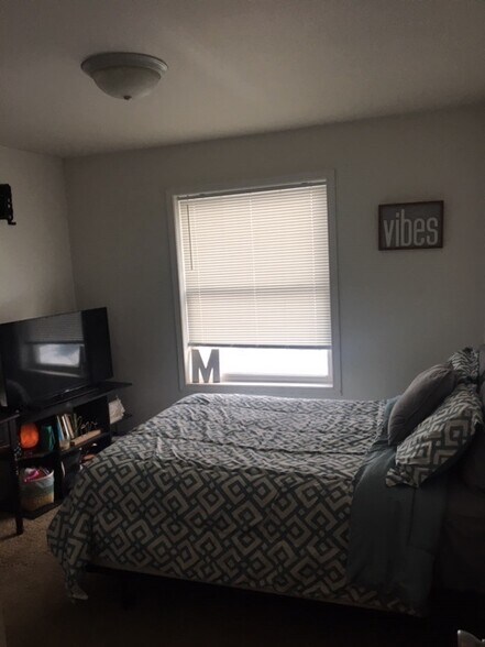 Building Photo - 1111 East 9th Street