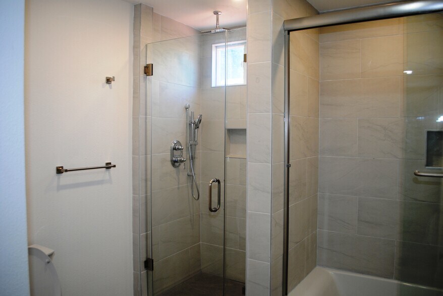 Master bathroom - 5475 Mantua Ct