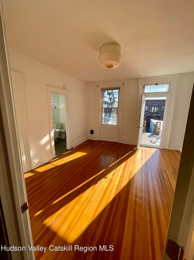 Building Photo - 707 Warren St