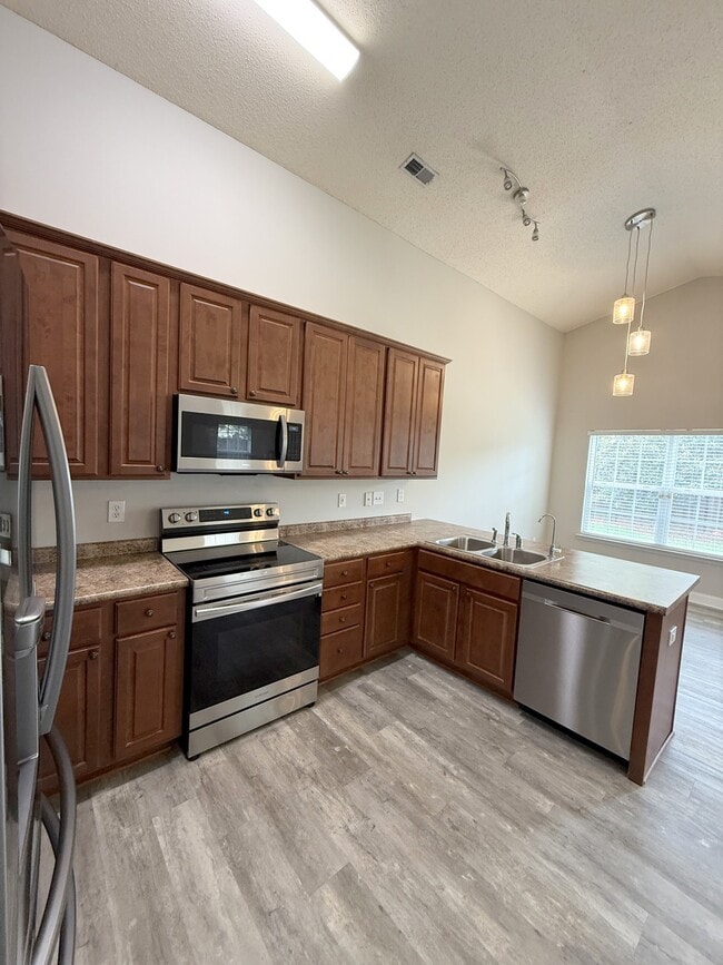 Building Photo - 211 High Green Dr