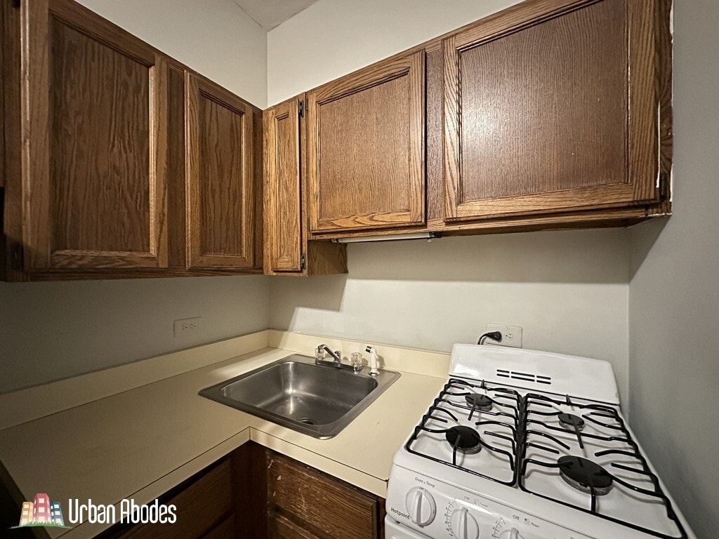 Building Photo - 515 W Melrose St