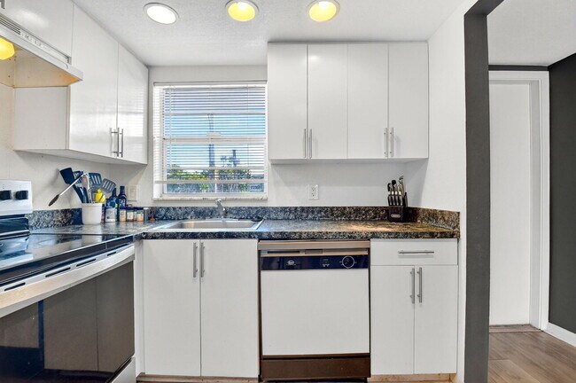 Building Photo - 1630 Embassy Dr