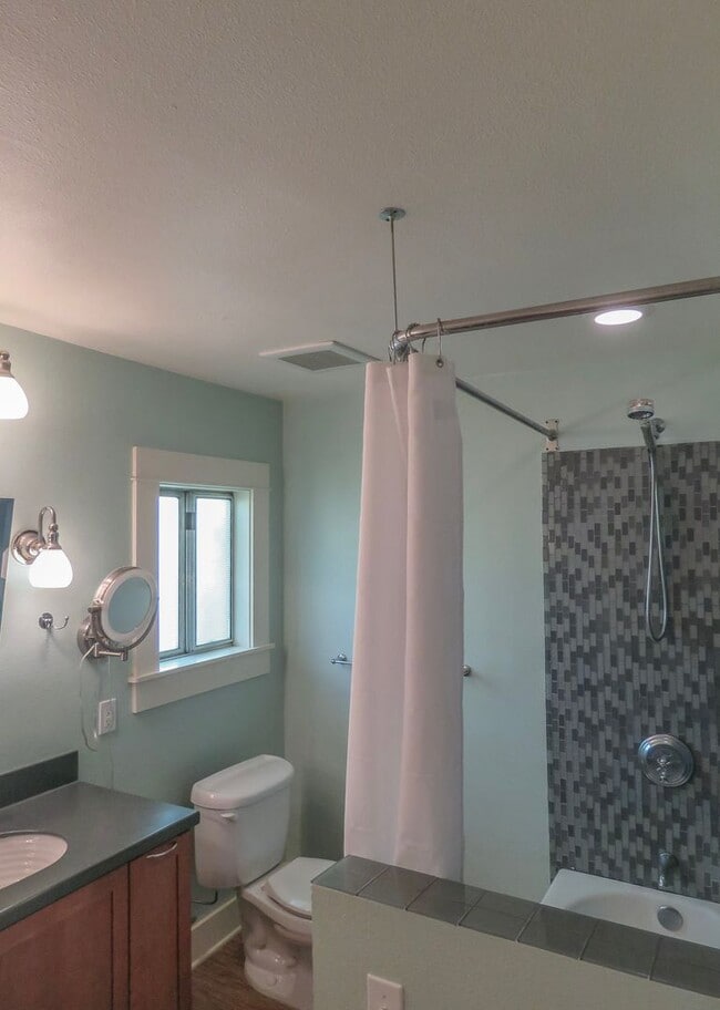 Building Photo - *** 4 Bedroom Sellwood Home ***