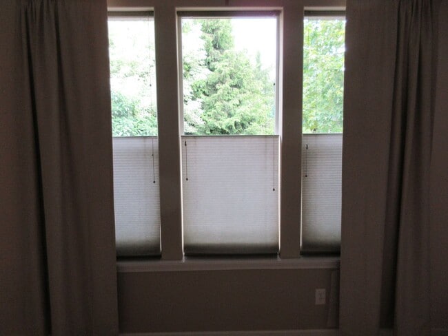 Building Photo - Beautiful Three Bedroom in Silverton