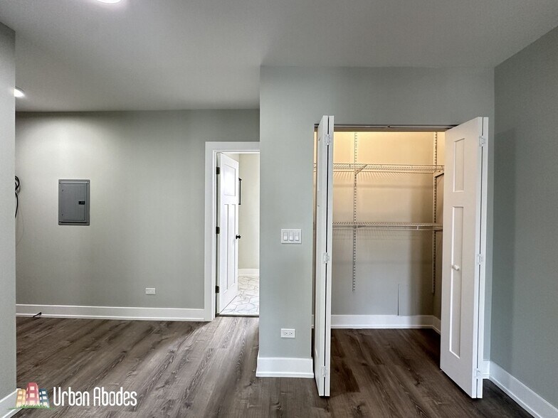 Building Photo - 503 W Belmont Ave