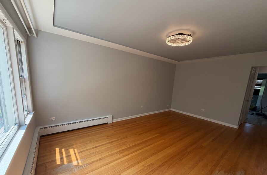Building Photo - 5558 W Wilson Ave