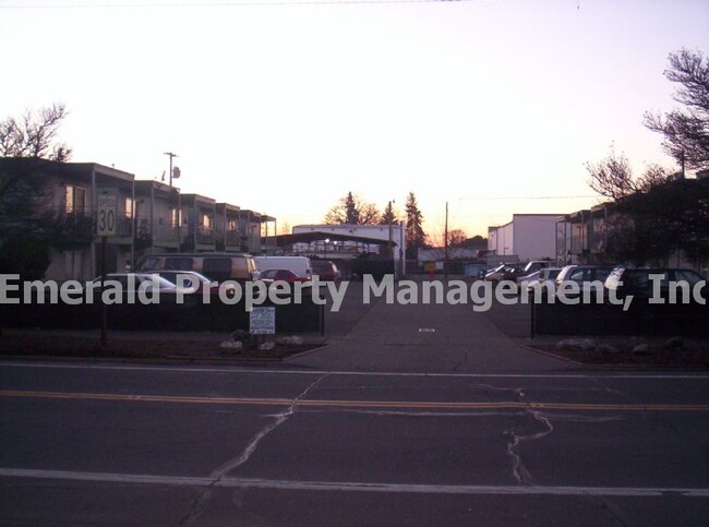 Building Photo - Updated units near downtown, rose gardens,...