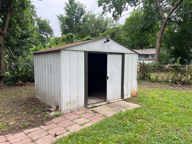 Building Photo - Charming 1950's midtown bungalow near 41st and Peoria