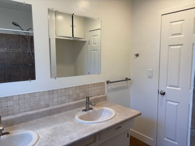 Building Photo - 2 Bedroom 1 Bathroom House