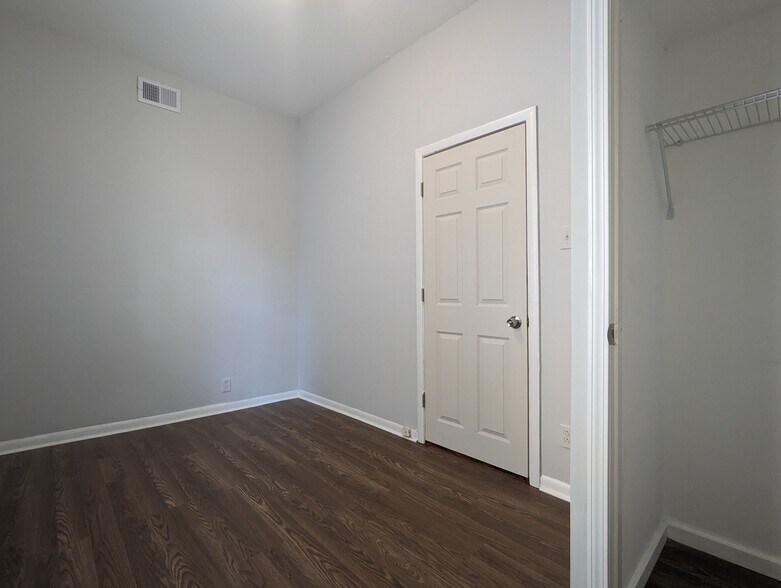 Building Photo - 1423 N Maplewood Ave