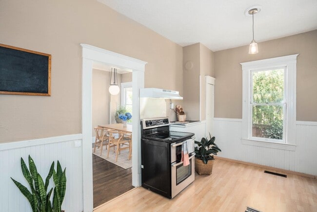 Building Photo - 1518 SE Poplar Ave