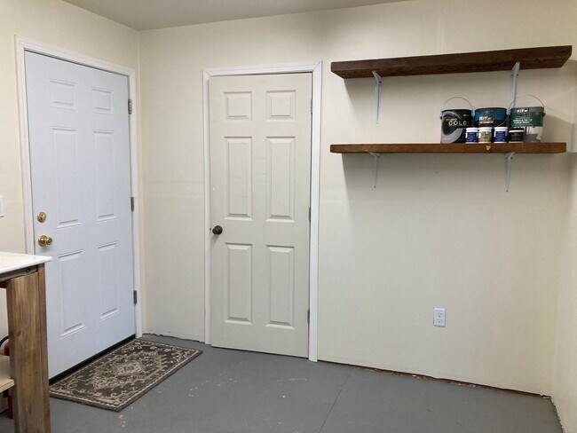 Building Photo - Kennewick Location w/a Country Flare!