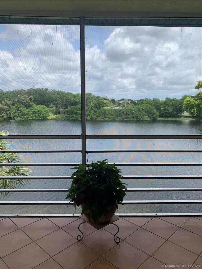 Building Photo - 9450 Poinciana Pl