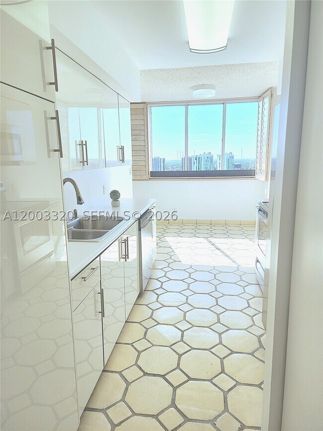 Building Photo - 20185 E Country Club Dr