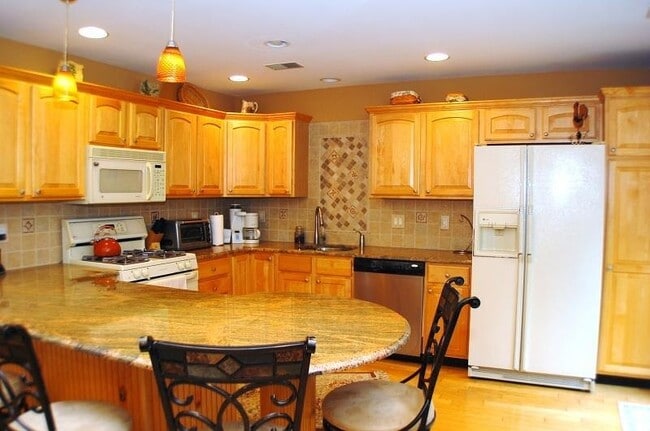 Building Photo - 4 Pond Hollow Dr