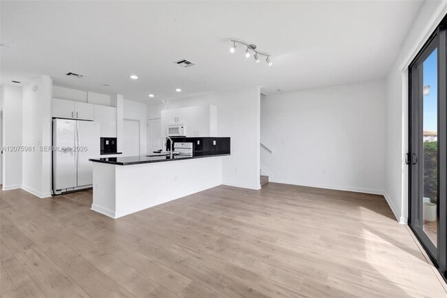Building Photo - 465 NE 194th Terrace