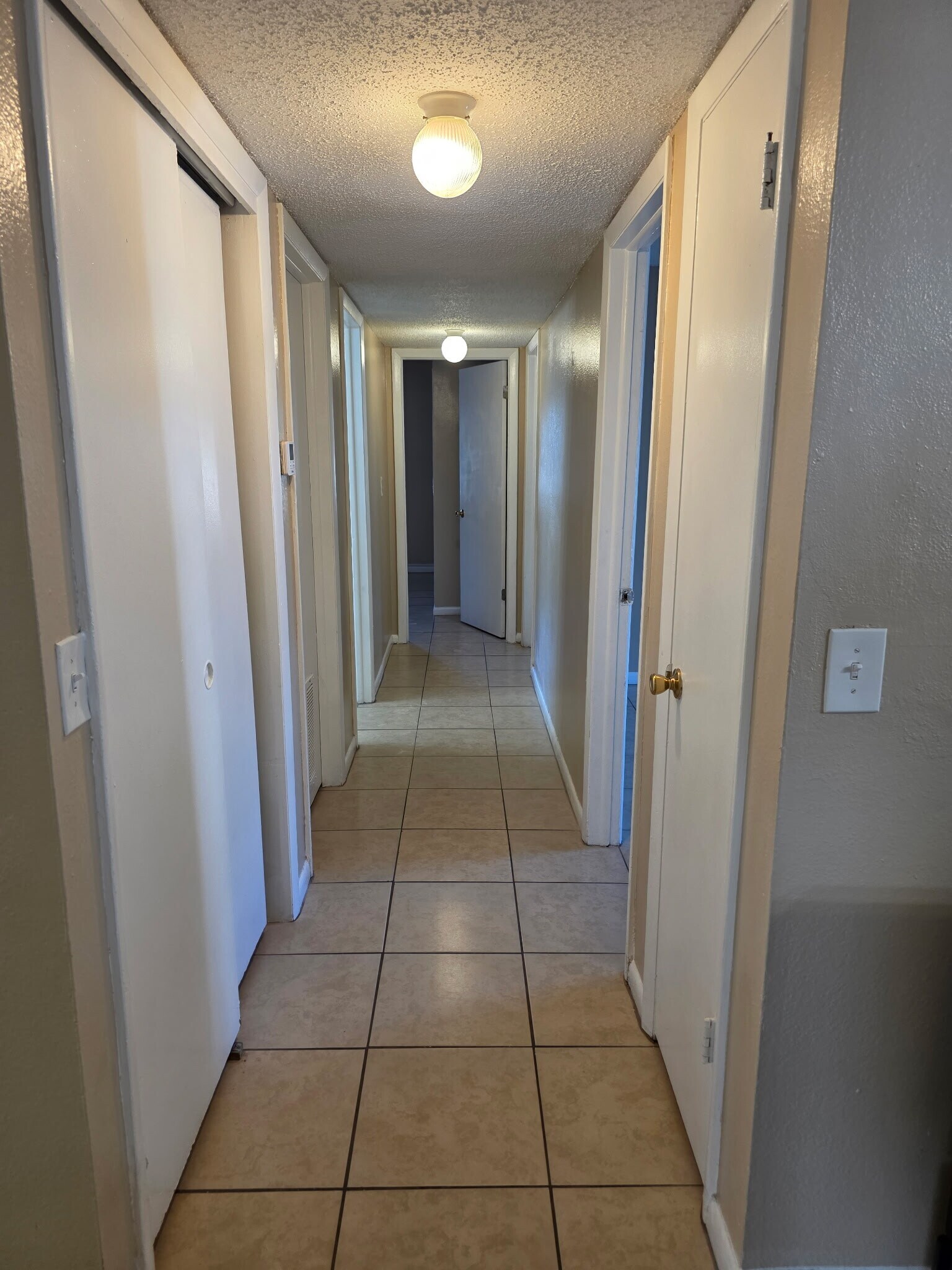 Building Photo - 9004 Tudor Dr