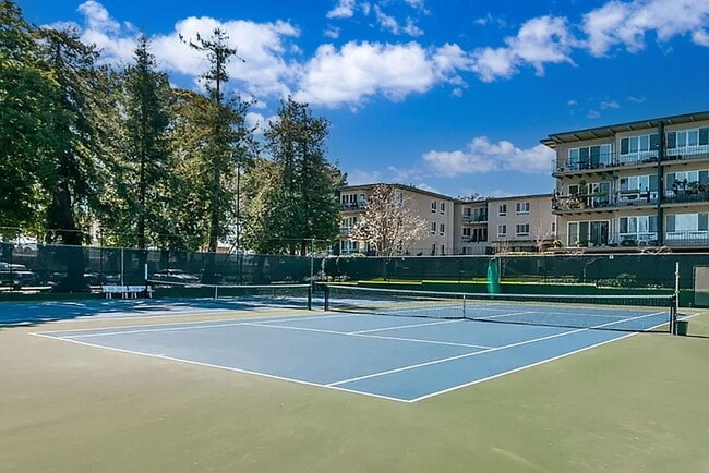 Building Photo - 1 Bed / 1 Bath pet friendly condo with parking in beautiful San Mateo. YouTube Tour!