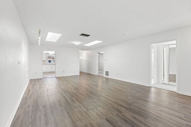 Building Photo - "Spacious 2-Bed, 2-Bath Condo Oasis in Prime Clearwater Location – 55+ COMMUNITY
