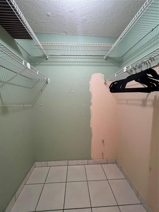 Building Photo - 8887 Fontainebleau Blvd