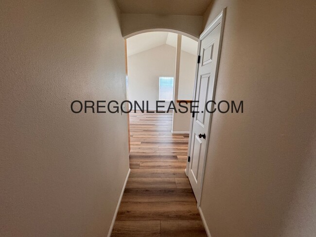 Building Photo - Newly remodeled West Eugene Home