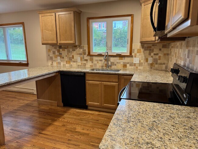 Building Photo - Stunning 3-bedroom, 3-bathroom single family home