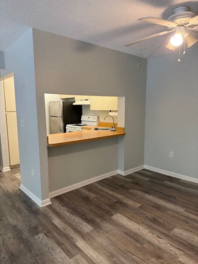 Building Photo - 1372 Pine Ridge Cir E