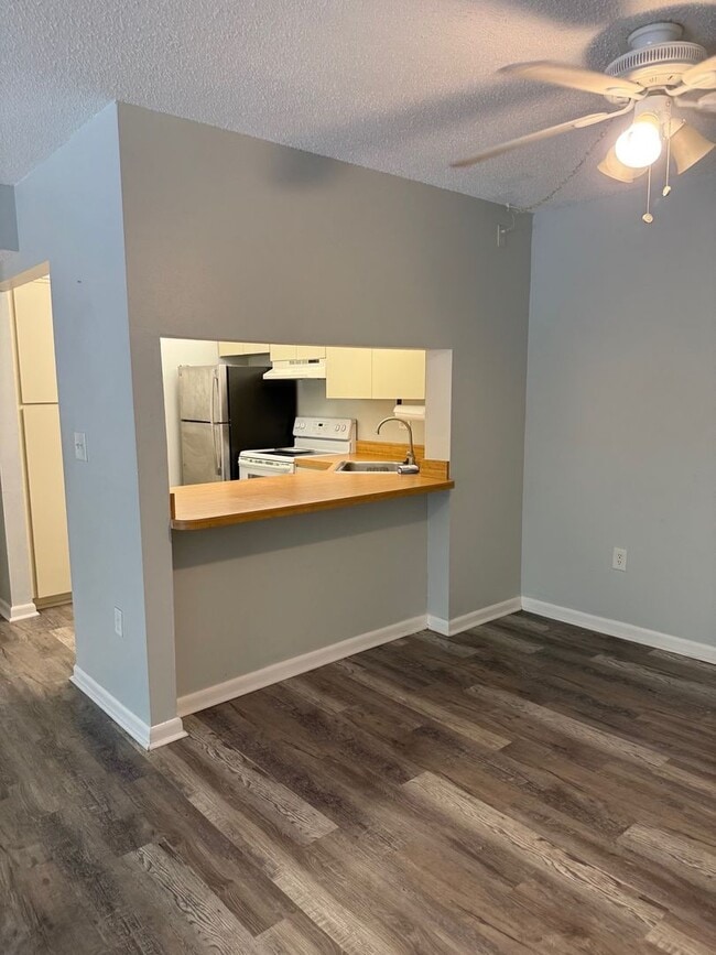 Building Photo - Pine Ridge at Tarpon Condo
