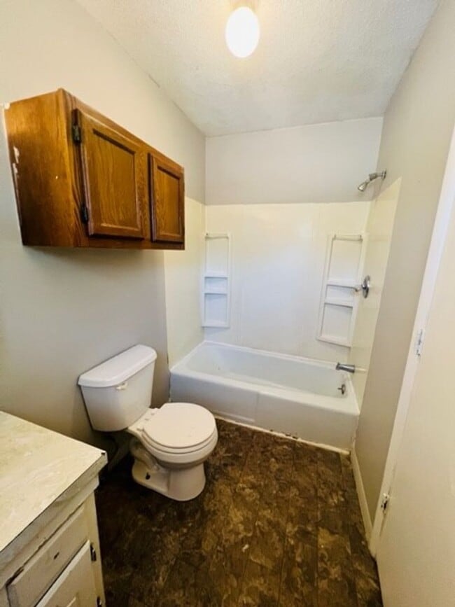 Building Photo - Spacious 2 Story Home