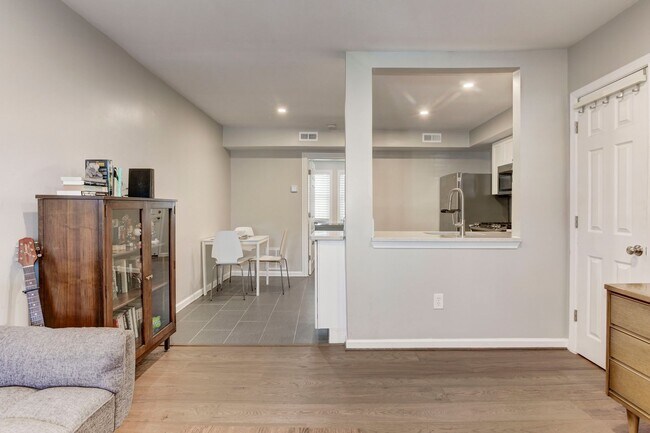 Building Photo - Trinidad Rowhome | 2 Bed | 1 Bath | 800 Sf | Large Fenced-In Front Porch & Fenced-in Backyard | 2...