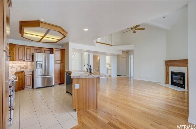 Building Photo - Large 6 Bedroom Home, 3 Car Garage, Gorgeo...