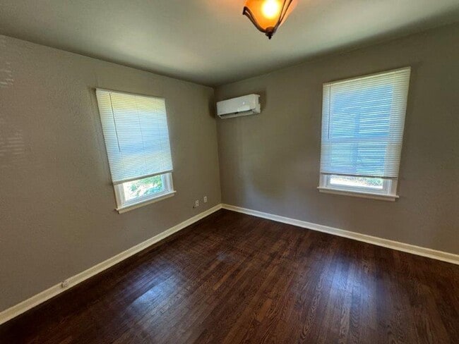 Building Photo - two bed One bath home in Midwest City!