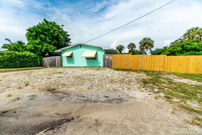 Building Photo - 2566 NE Hickory Ave