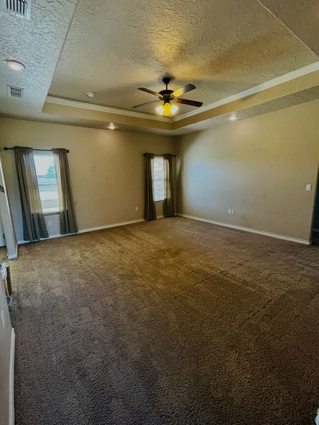 Building Photo - 4 Bedroom, 2 Bath -