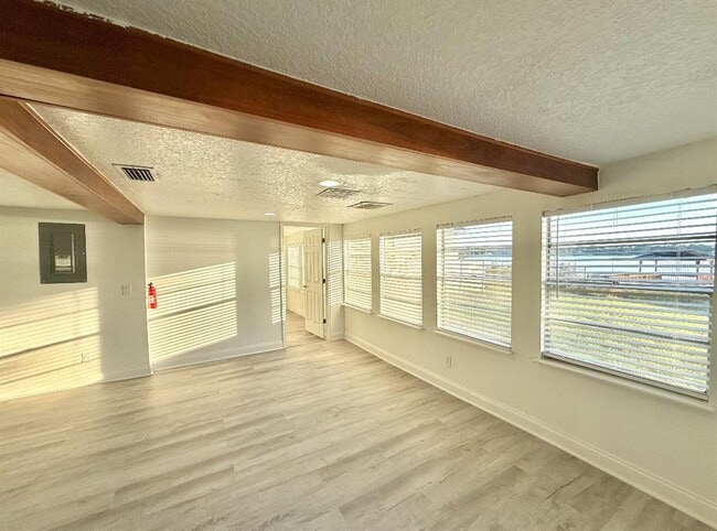 Building Photo - 715 E Silver Star Rd