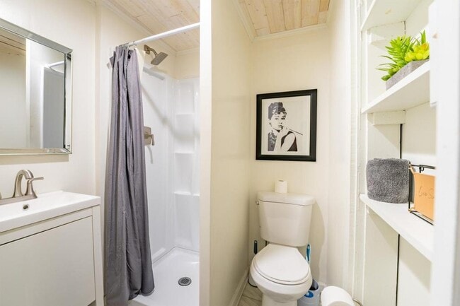 Building Photo - 714 E Jefferson St