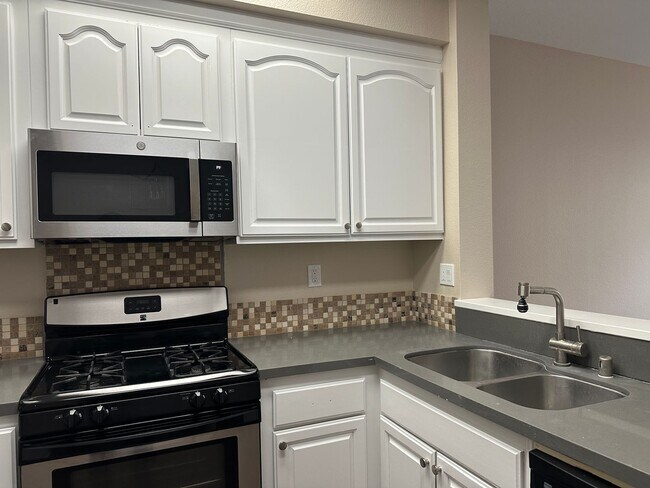 Building Photo - Centrally Located 2 Bedroom & 2 Bathroom Townhome w/ Garage in Cabo Bahia Community