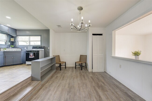 Building Photo - 2205 Kingsdale Dr