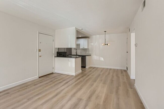 Building Photo - Updated 1BR in Prime DTC Location