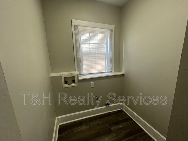 Building Photo - 4926 E New York St