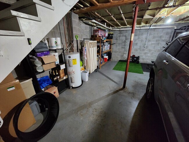 Building Photo - Location, location, location! Beautiful 2BR/1.5BA townhouse in West End Park!