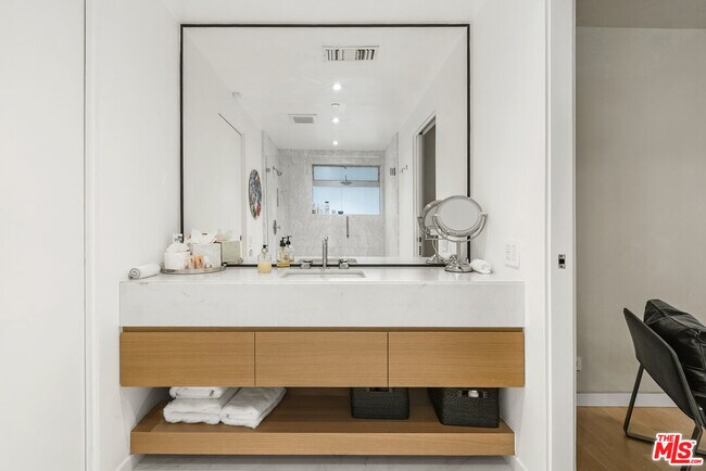 Building Photo - 1889 Rising Glen Rd