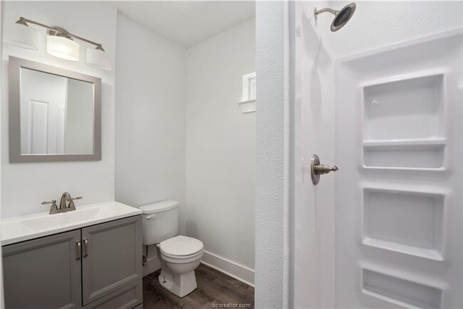 Building Photo - AUGUST PRE-LEASE!! Adorable 3/2 close to D...