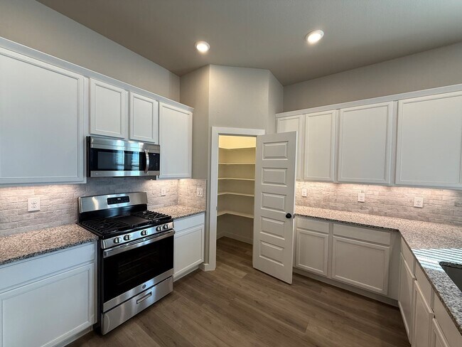 Building Photo - 6101 Poppy Dr