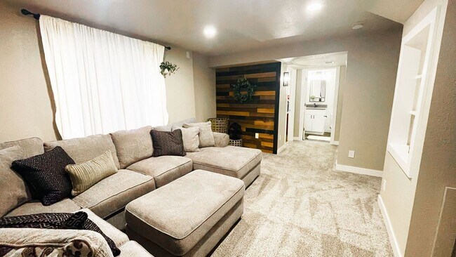Building Photo - 4 Bedroom 4 Bath available June 6th in Highlands Ranch!!