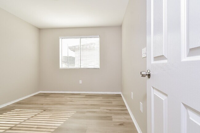 Building Photo - 10348 Faustine Ave